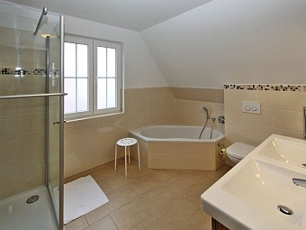 Bad mit Eckabdewanne, Dusche, WC und Doppelwaschtisch im Obergeschoss